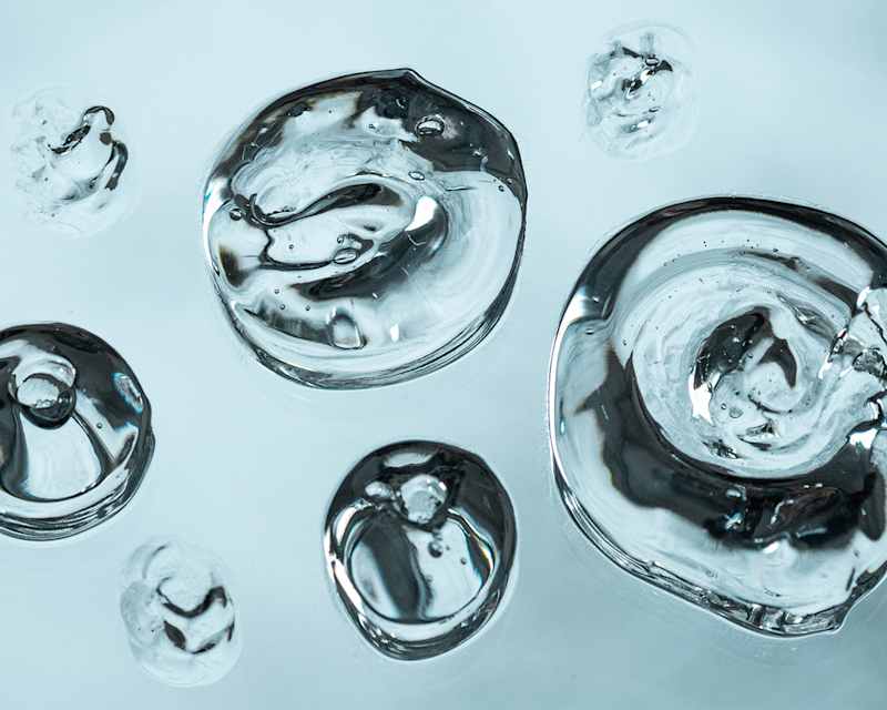 Transparente Gel-Tropfen als Symbolbild für Ceramide