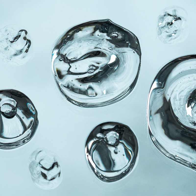 Gelartiger Wassertropfen auf einem blauen Hintergrund