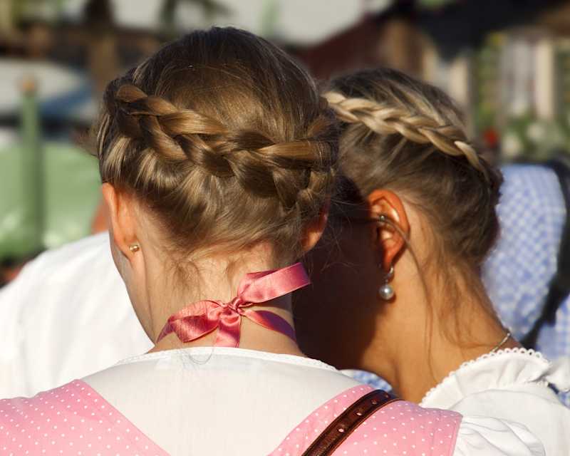 Zwei Frauen mit Dirndl-Flechtfrisuren 