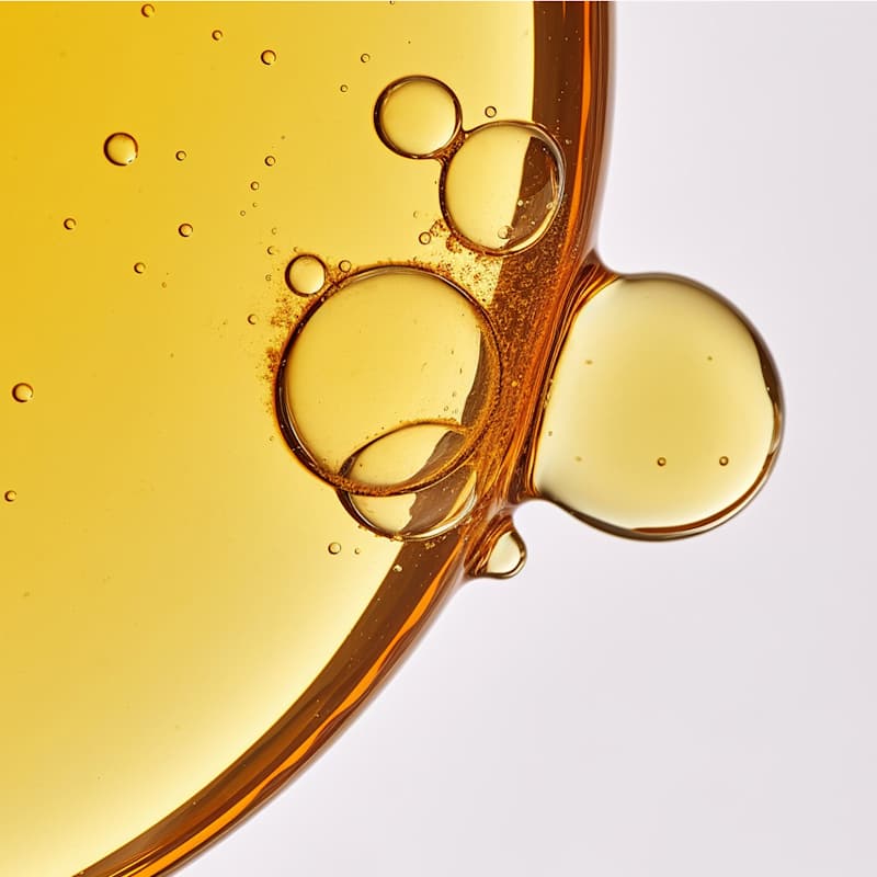 Nahaufnahme eines Beauty-Serums auf einer glatten Unterlage.
