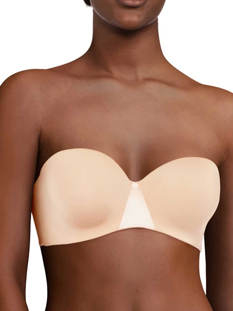 Frau trägt einen Bandeau-BH in nude