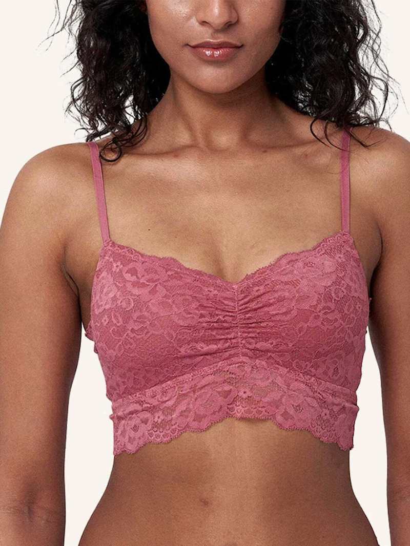 Frau trägt ein rosa Bralette aus Spitze
