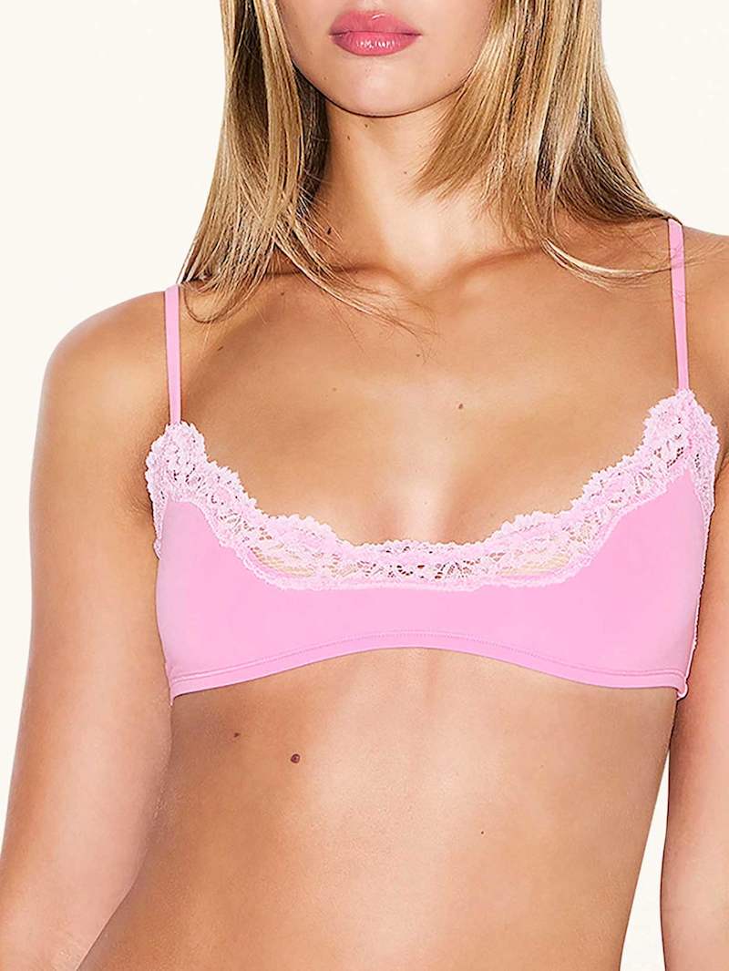 Frau trägt einen pinken Bustier mit Spitze