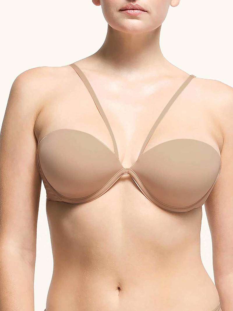 Frau trägt einen Multiway-BH in nude