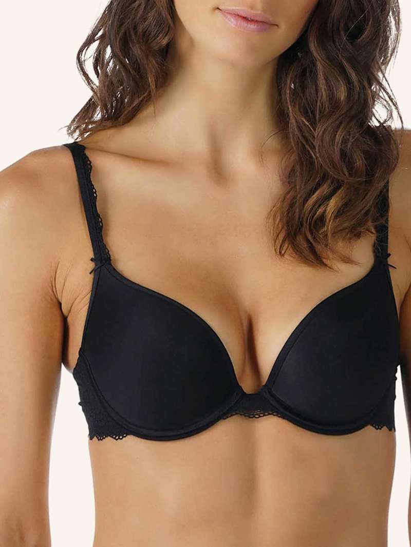 Frau trägt einen schwarzen Push-Up-BH