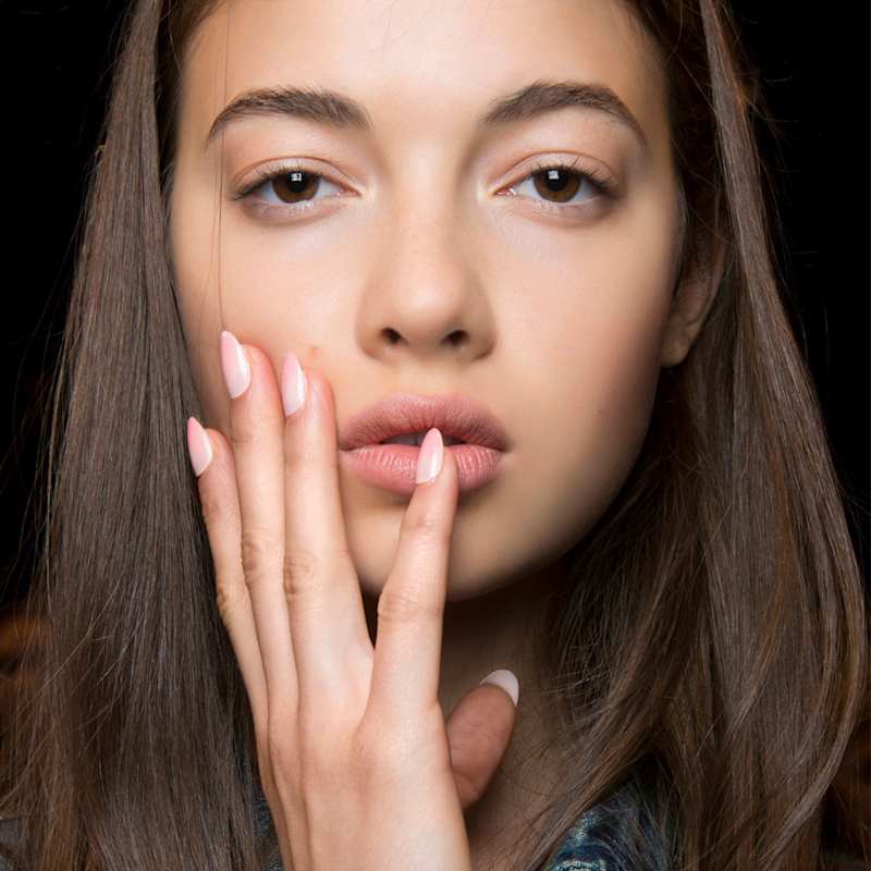 Brünette Frau trägt den Nageltrend Mochi Nails