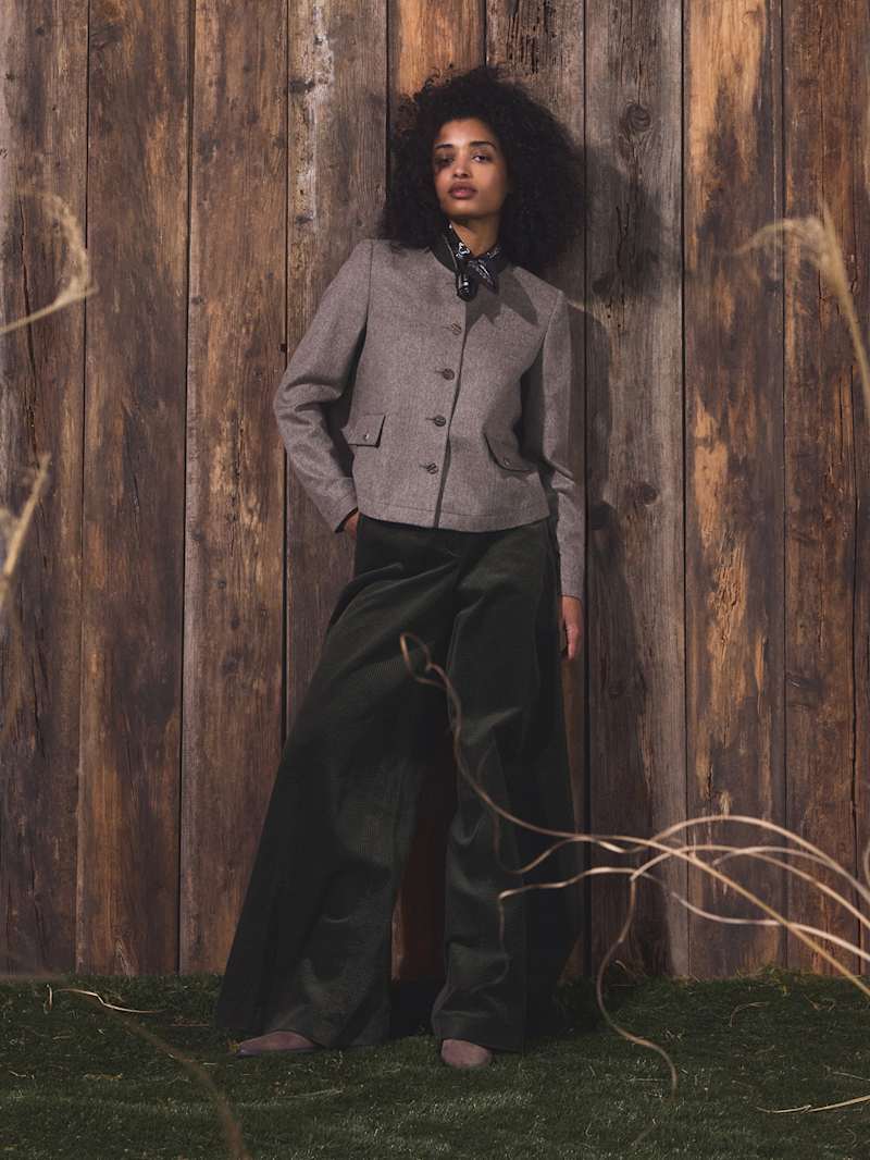 Frau trägt Outfit im Alpin Chic Stil