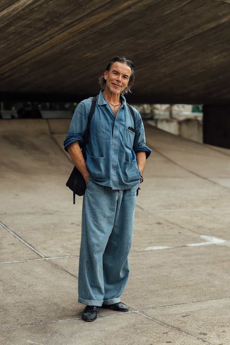 Mann trägt eine Set aus hellblauen Denim.