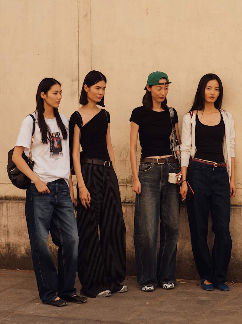 Vier Frauen tragen Jeanshosen in den neusten Trendfarben.