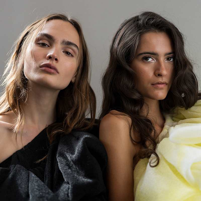 Zwei Frauen tragen die Make-up-Trends mit Sparkle Eyes und Blurred Lips