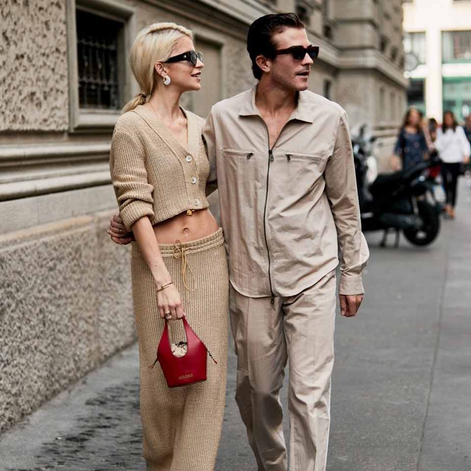 Mann und Frau tragen tonale Outfits in der Farbe Beige