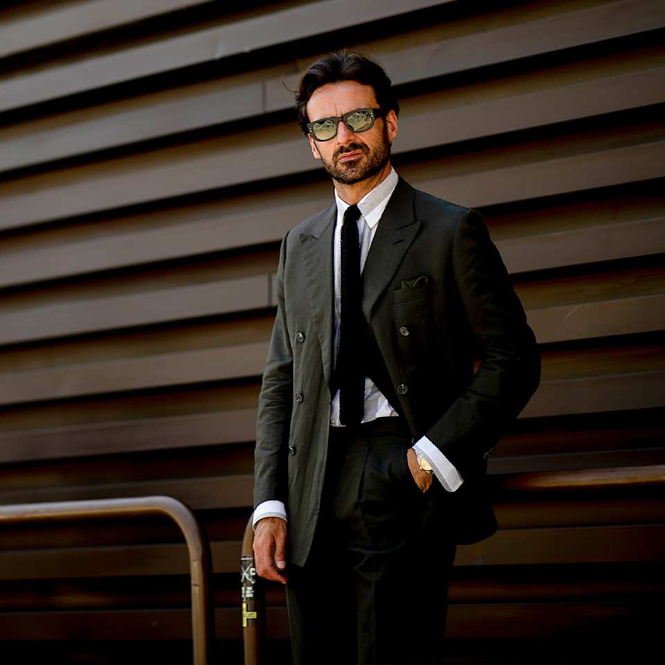 Mann trägt den Business Attire Dresscode bestehend aus Anzug und Krawatte