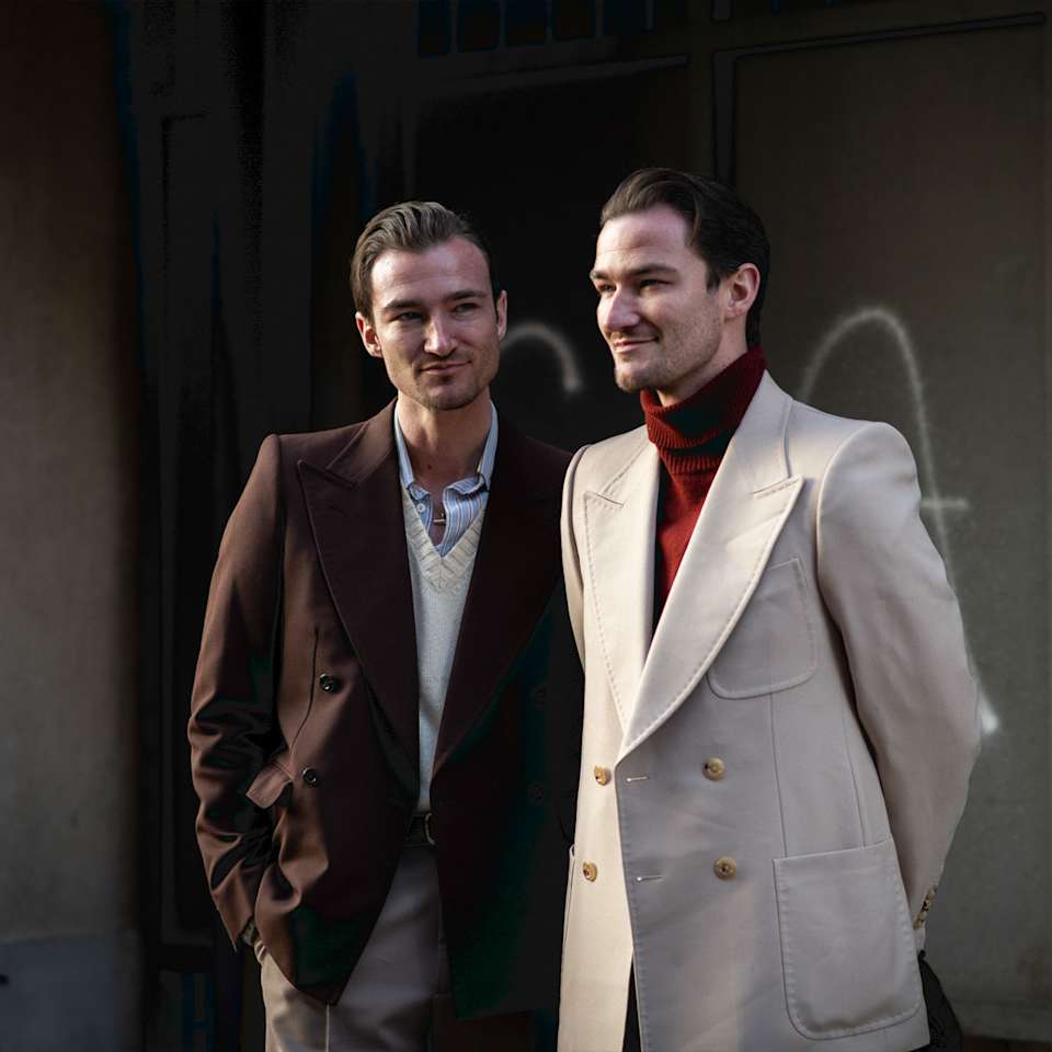 Zwei Männer tragen den Smart Casual Dresscode mit Sakkos