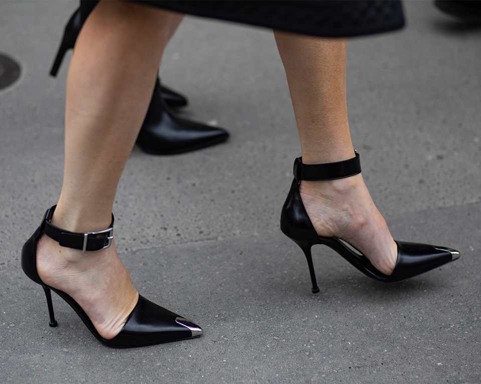 Schwarze High Heels mit Schnalle und metallischer Spitze