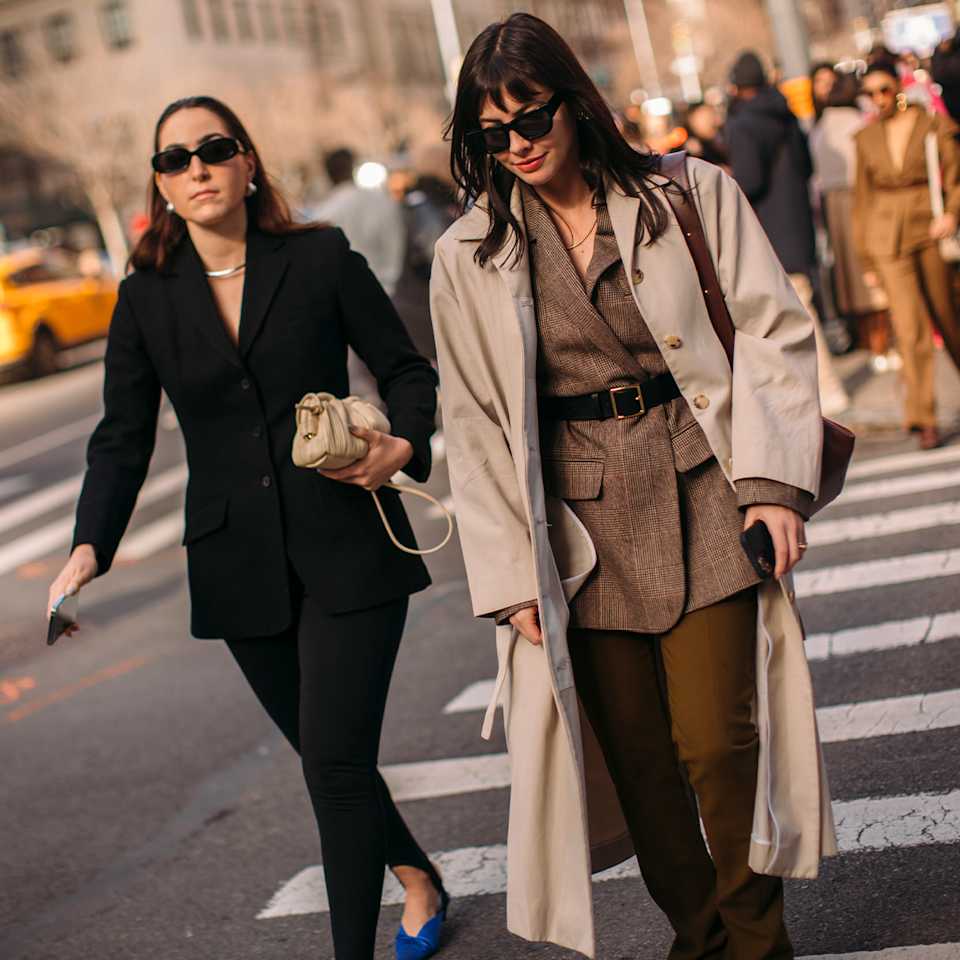 Frauen tragen Business-Kombination bestehend aus Hose und Blazer