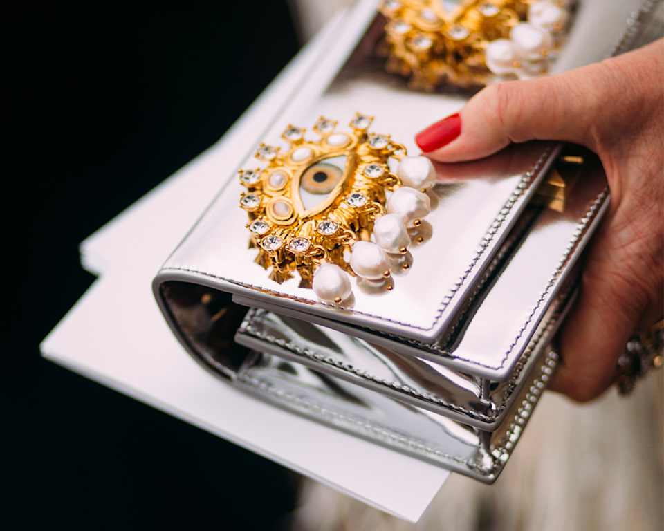 Silberne Clutch mit goldenen Accessoires und Perlen