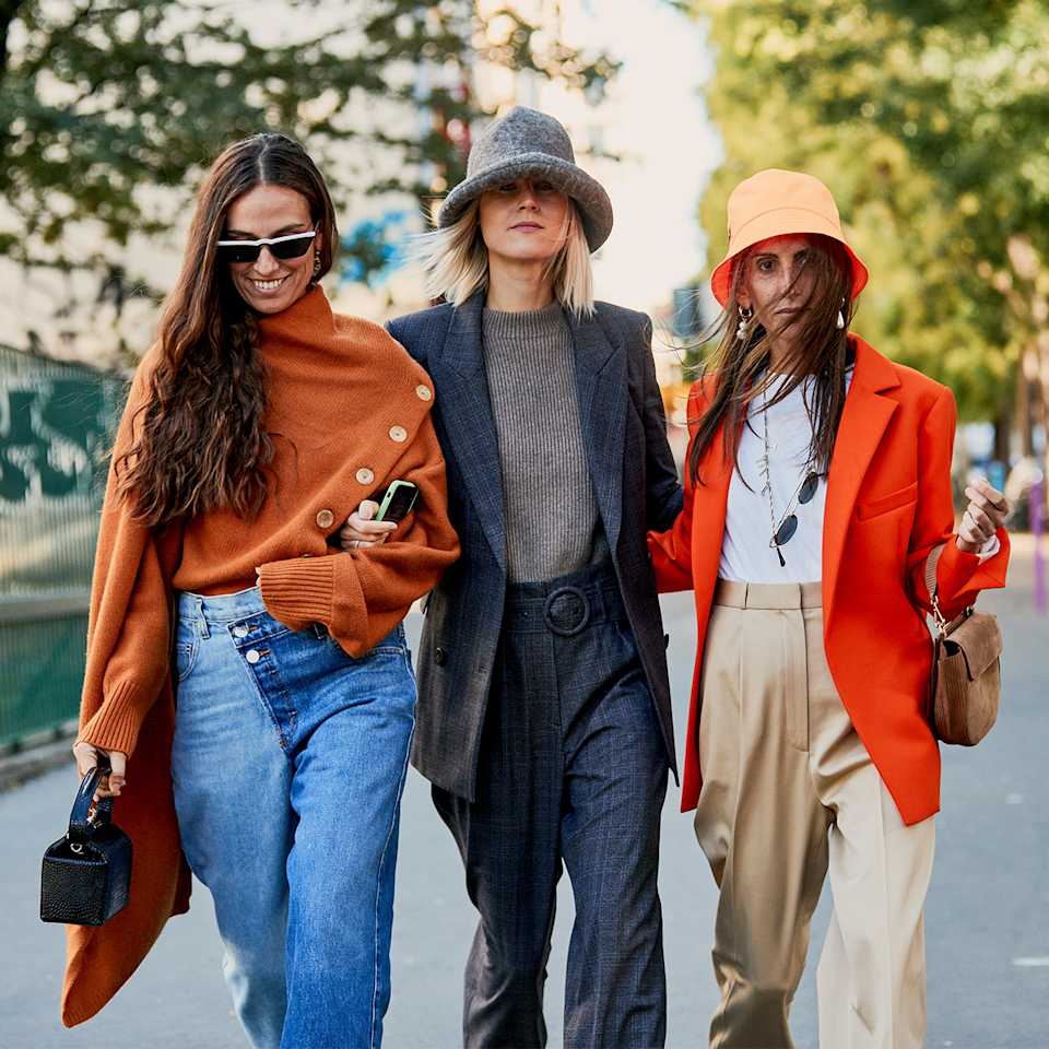 Drei Frauen tragen casual Alltags-Outfits
