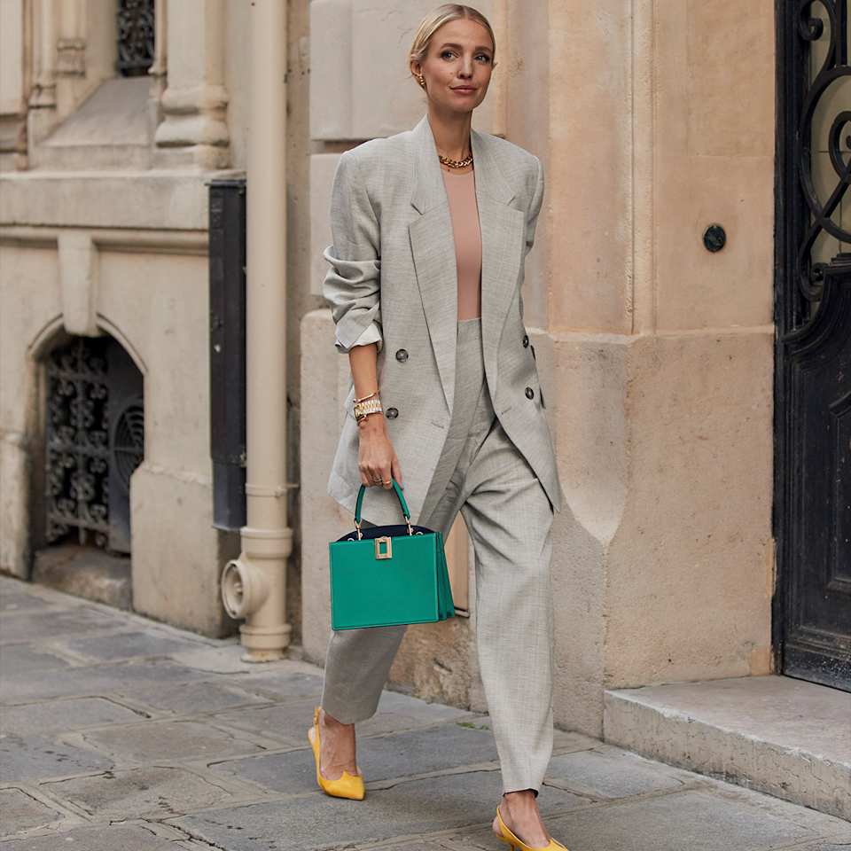 Leonie Hanne trägt Zweiteiler in der Farbe Beige