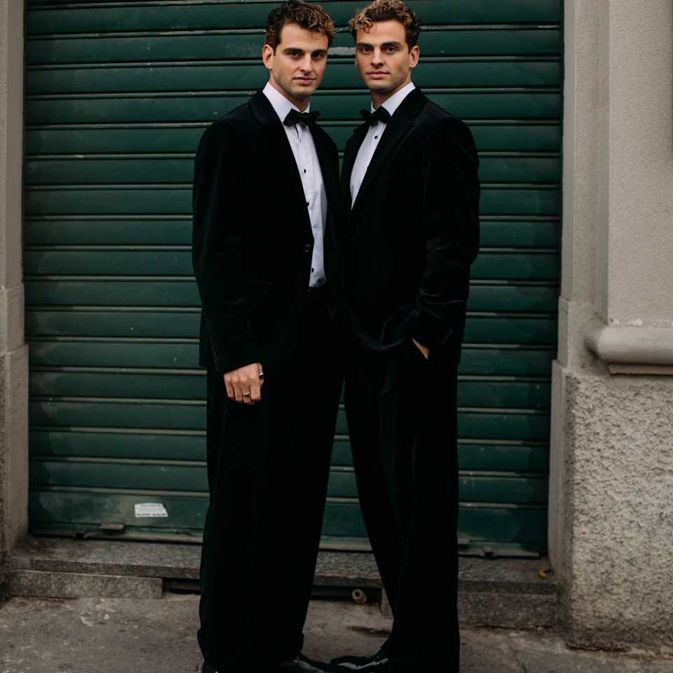 Zwei Männer tragen zum Black Tie Dresscode schwarze Smokings mit Fliege