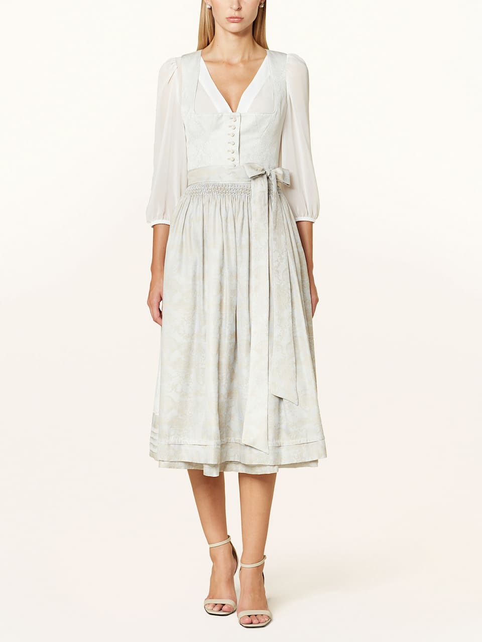 Blonde Frau trägt helles Brautdirndl mit weißer Dirndlbluse