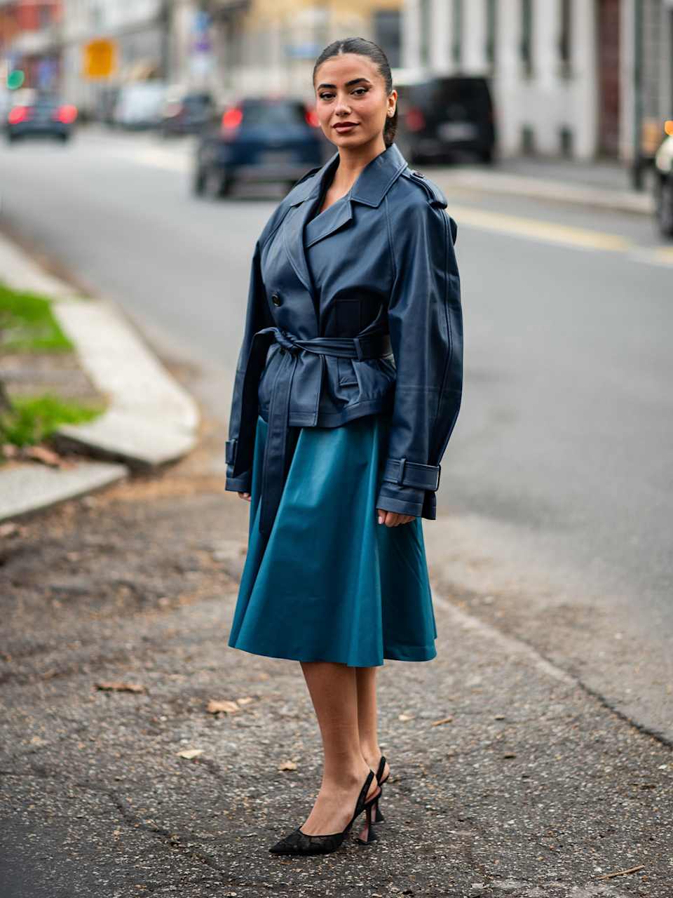 Frau trägt Oversized-Blazer mit High-Heels
