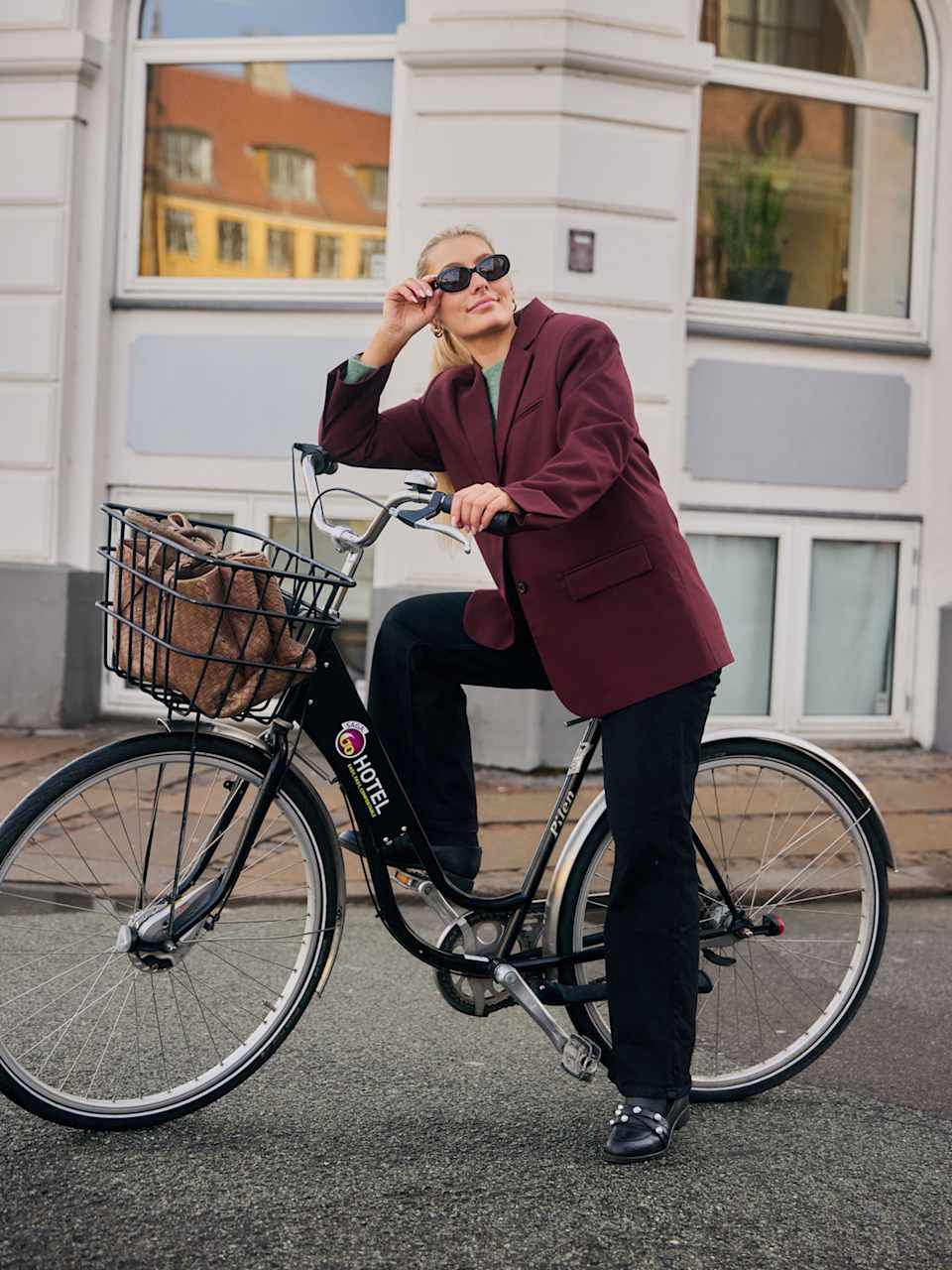 Frau mit Blazer und schwarzer Hose in Kopenhagen