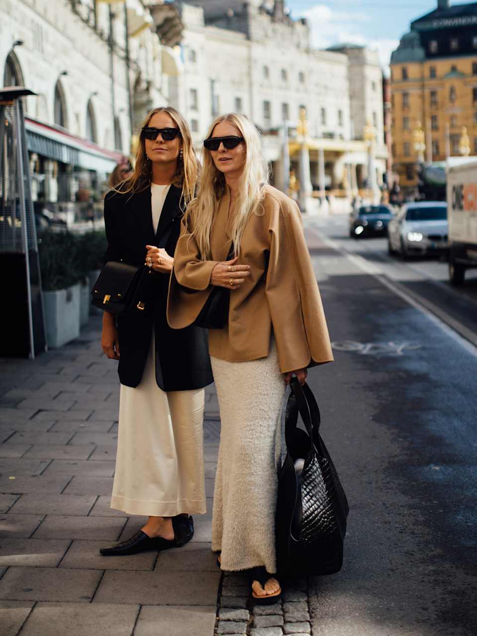Frauen tragen Outfits in Naturfarben