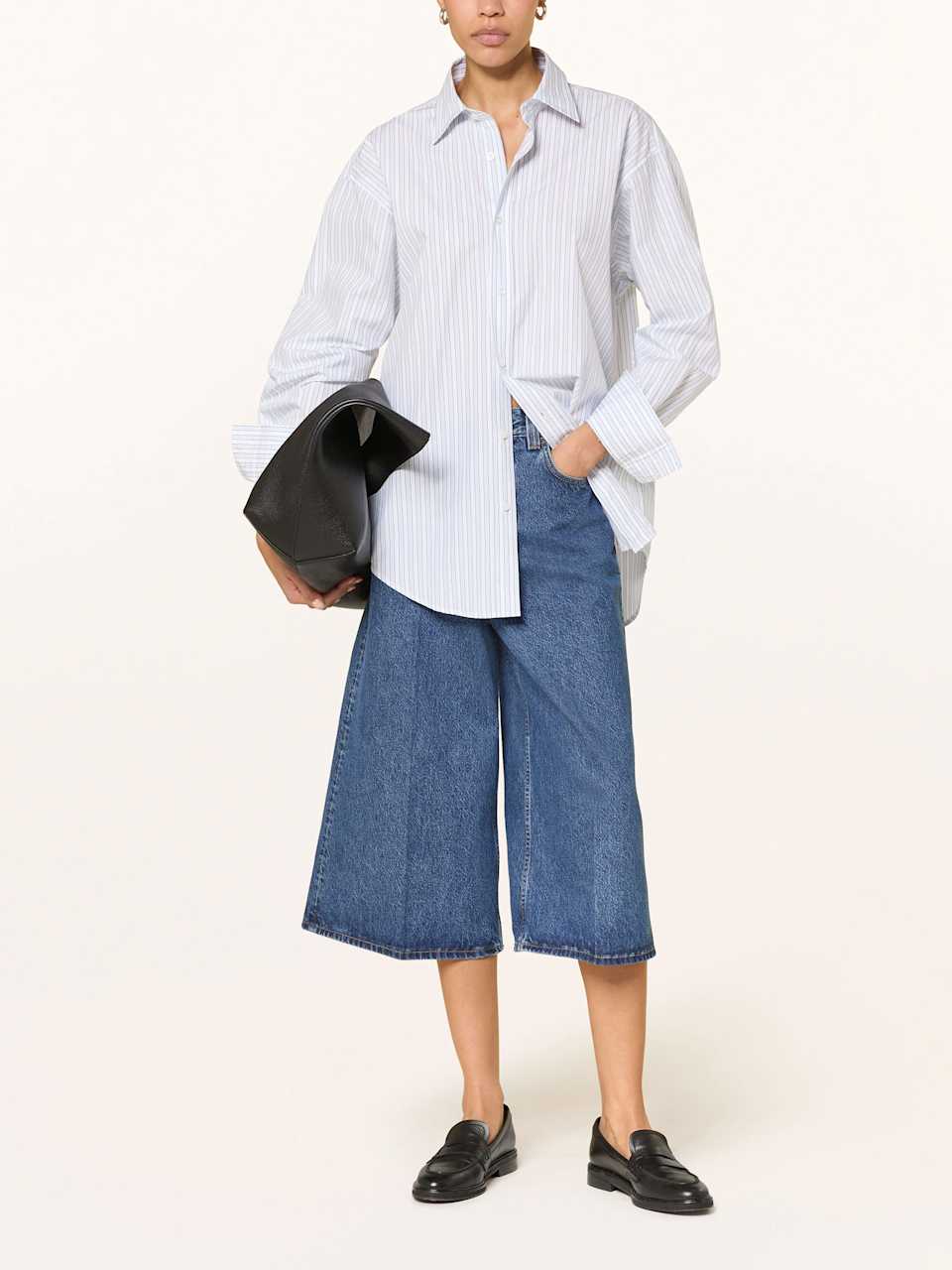 Frau trägt eine Jeans Culotte zu einem Hemd