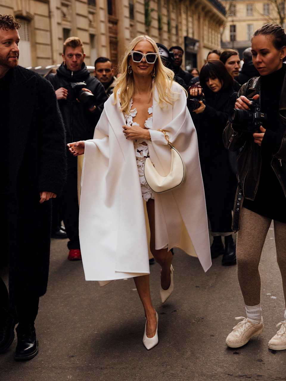 Leonie Hanne auf der Paris Fashion Week