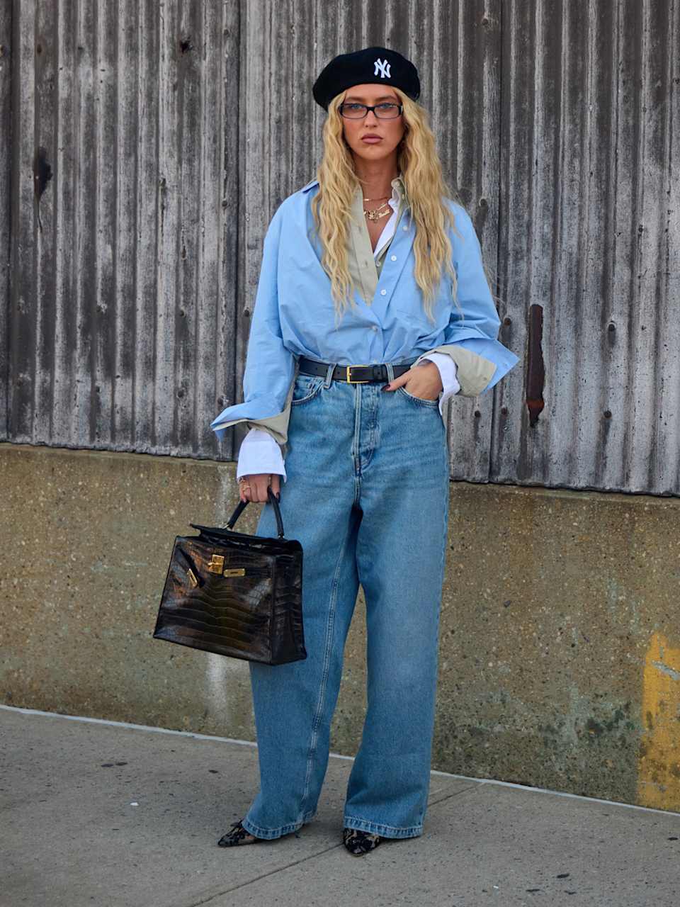 Frau trägt eine Jeanshose zu einem gestreiften Hemd