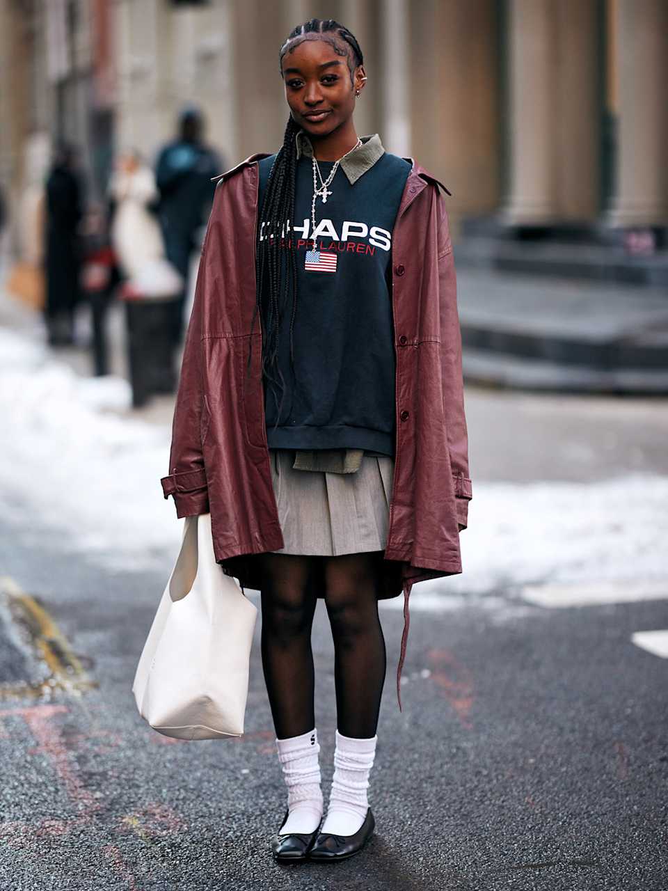Frau trägt ein Sweatshirt zu einem Rock und Mantel