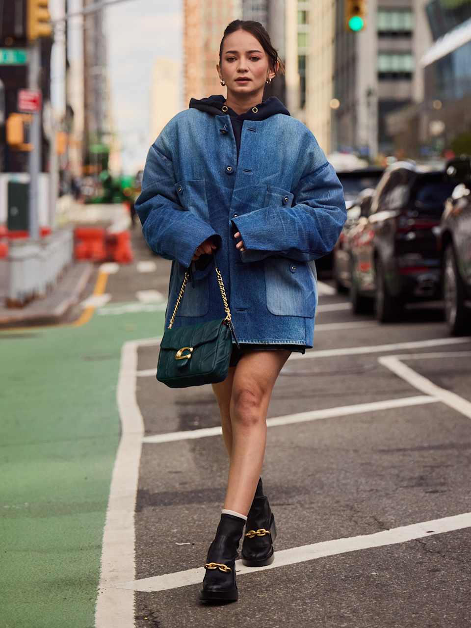 Frau trägt eine Oversized-Jeansjacke 