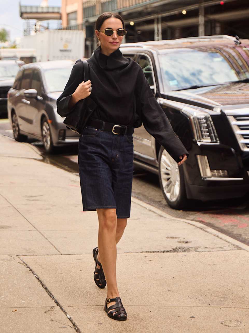 Frau trägt eine kurze Hose und einen Pullover in der Farbe Dunkelblau