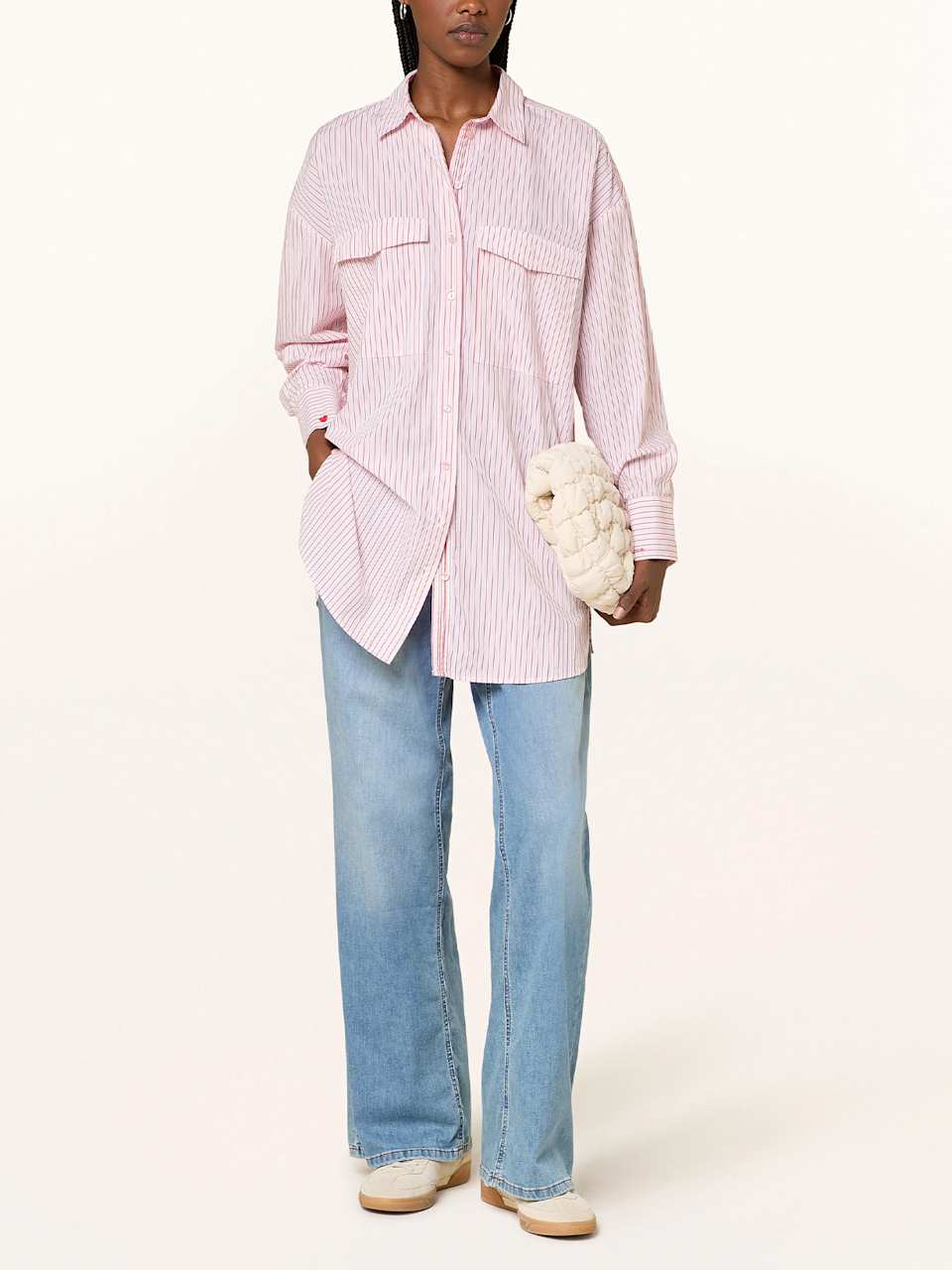 Frau trägt Hemdbluse zur Blue Jeans