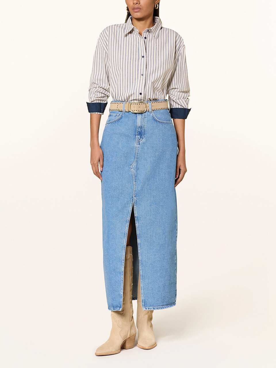 Frau trägt Hemdbluse zum Jeansrock