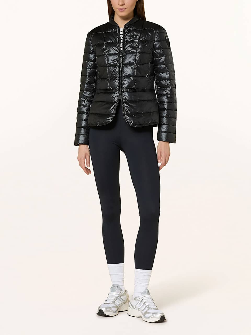 Frau trägt Sport-Outfit mit Sneakern