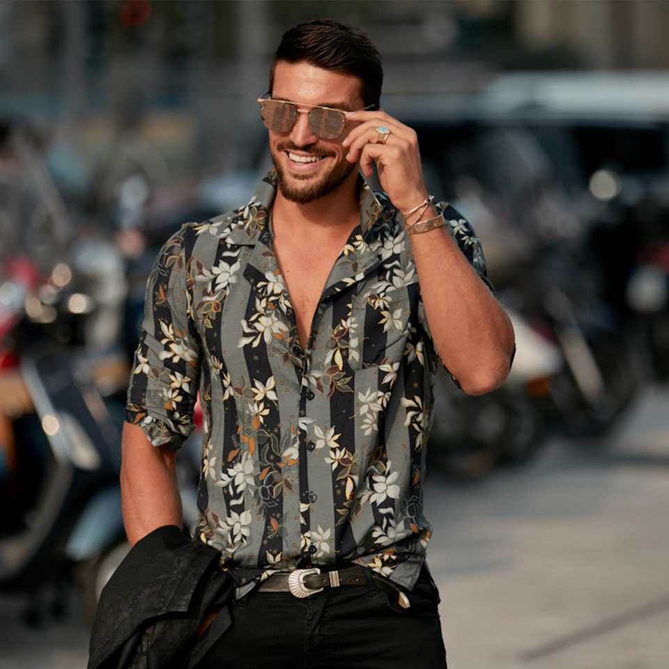 Mann mit schmalem Gesicht trägt verspiegelte Sonnenbrille