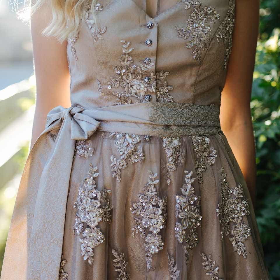Beiges Dirndl mit Schleife und Applikationen