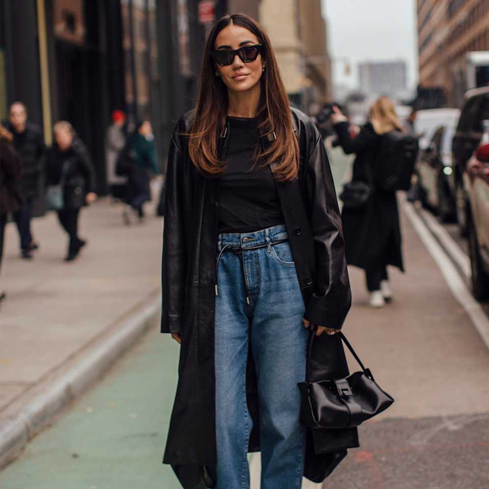 Frau trägt Outfit im Stil des Casual Dresscodes
