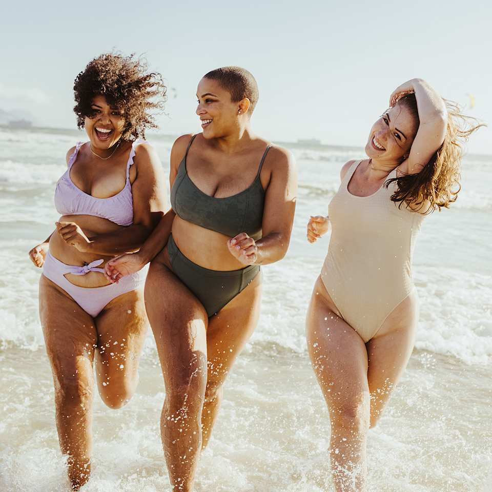 Drei Frauen in Bademoden am Strand
