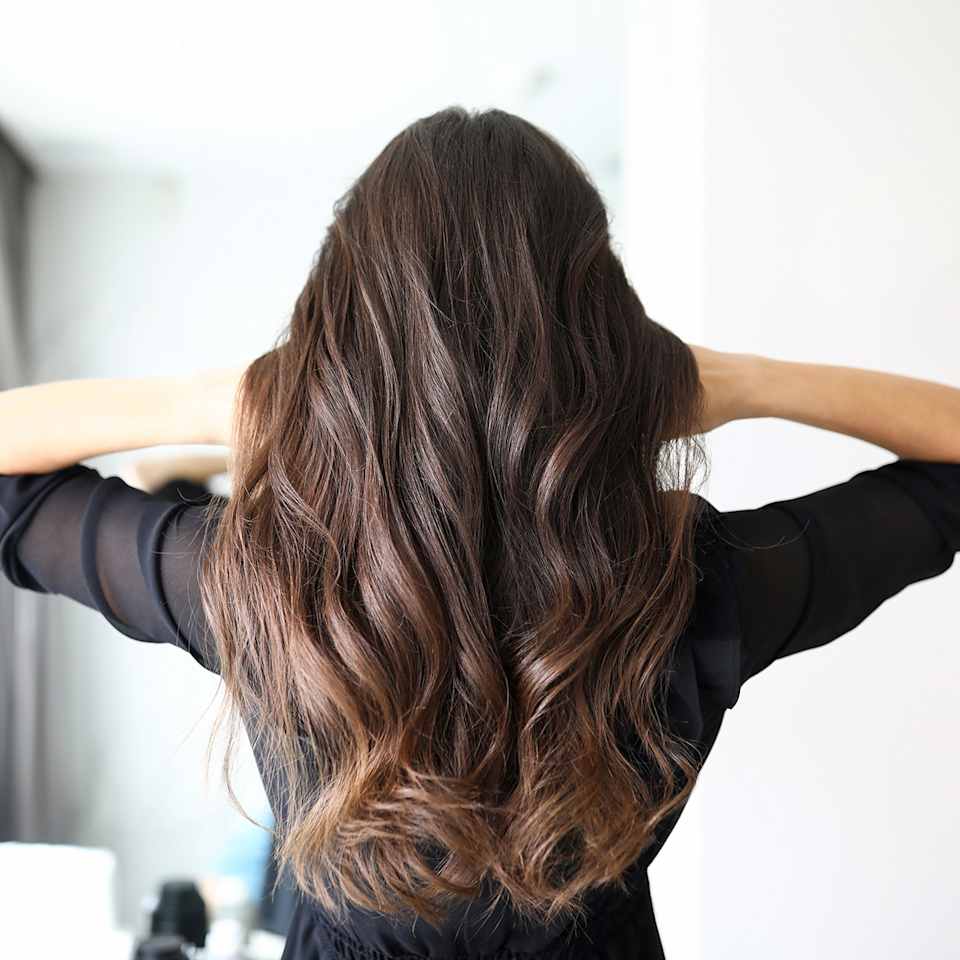 Frau mit braunen langen Haaren
