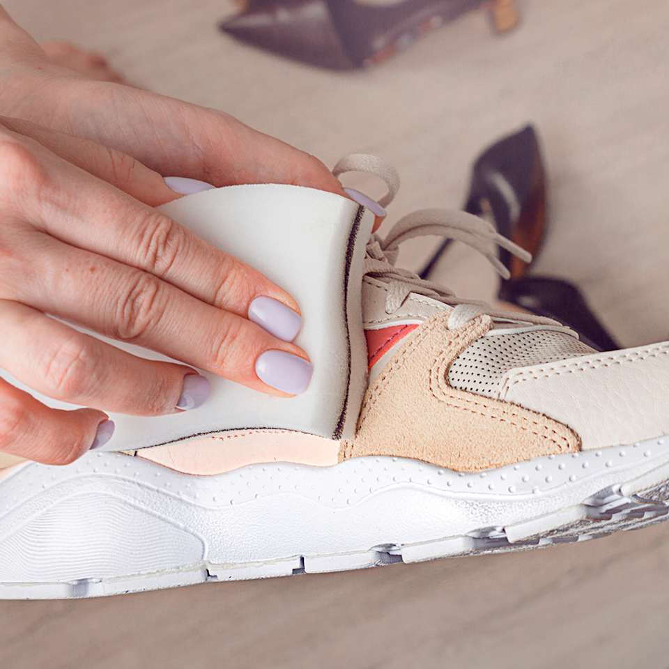Frau putzt Sneaker