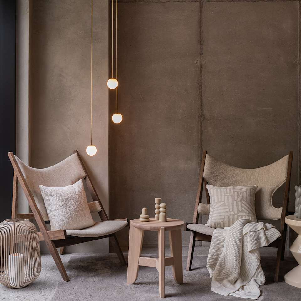 Zwei Lounge-Sessel aus Holz