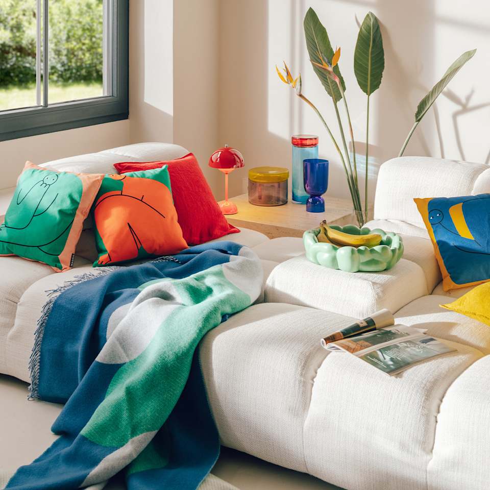 Ein helles Sofa mit bunten bunten Kissen