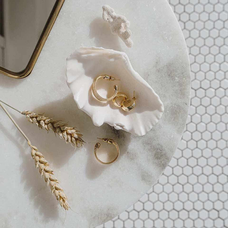 Goldschmuck liegt in einer Schale 