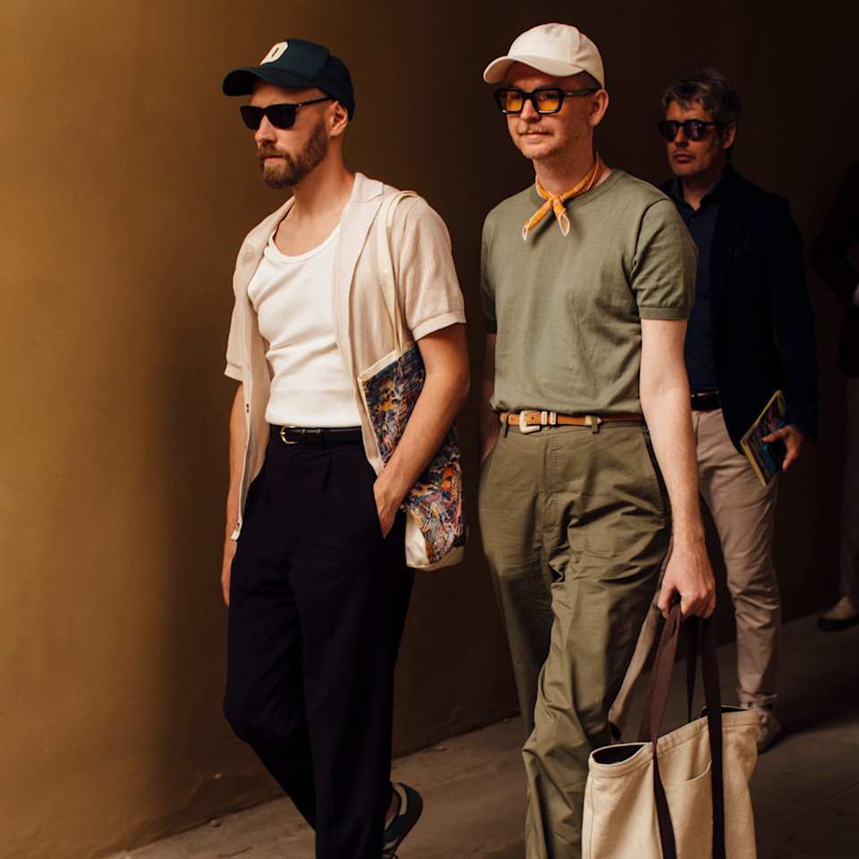 Zwei Männer in trendstarken Sommer-Outfits