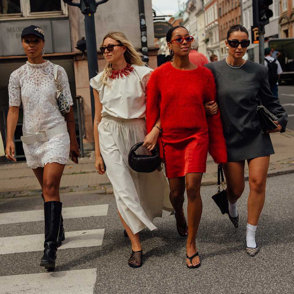 Frauen tragen die neusten Schuhtrends 