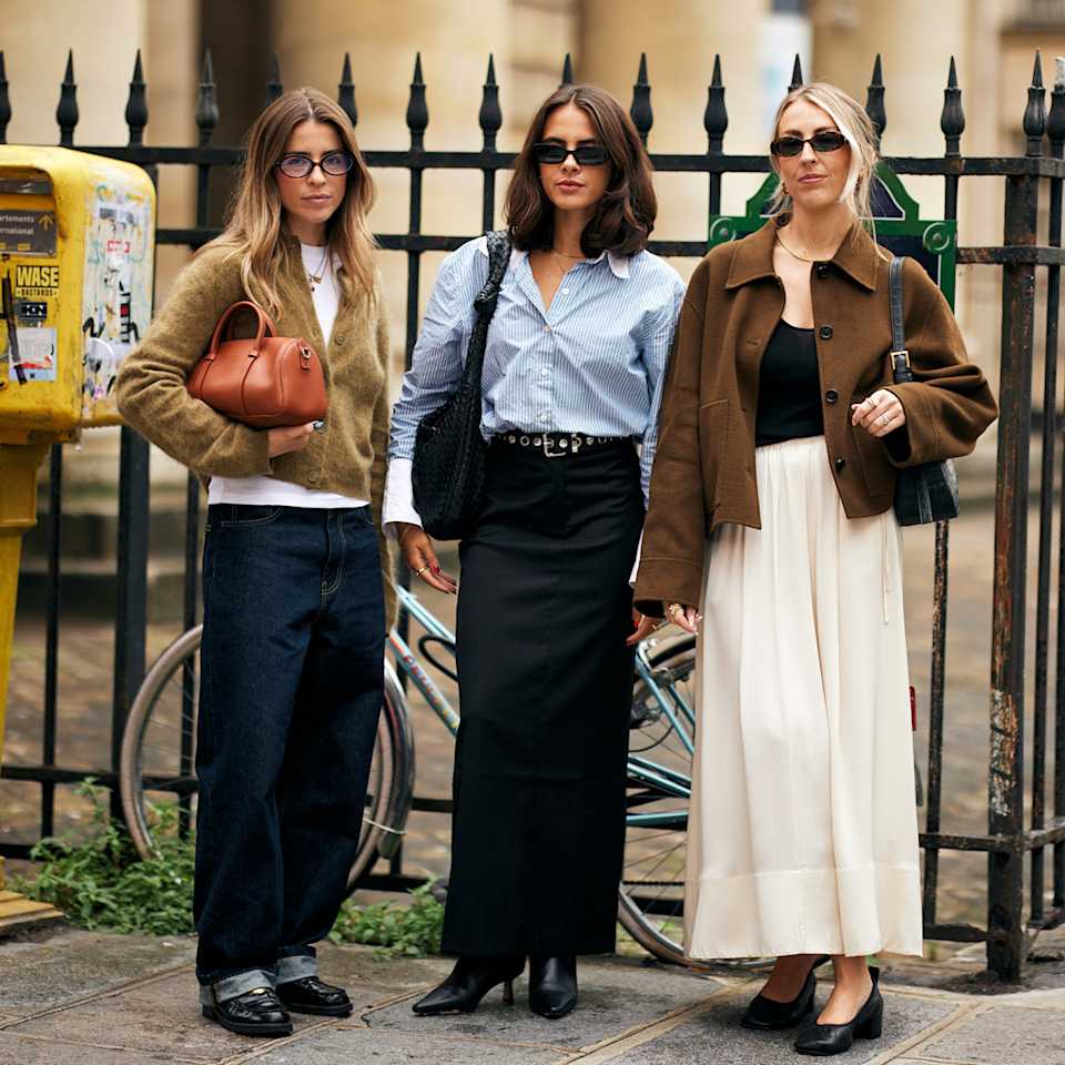Drei Frauen kombinieren die neusten Taschen-Trends im Sommer 202