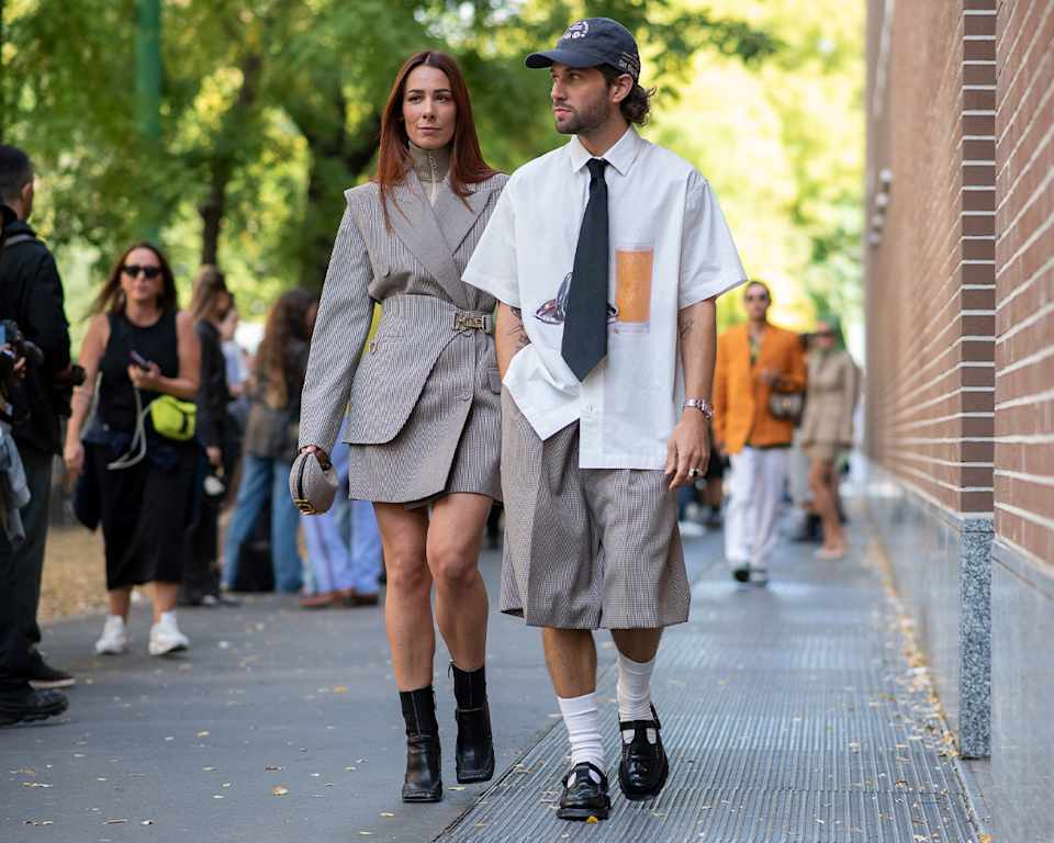 Mann mit Shorts und Hemd