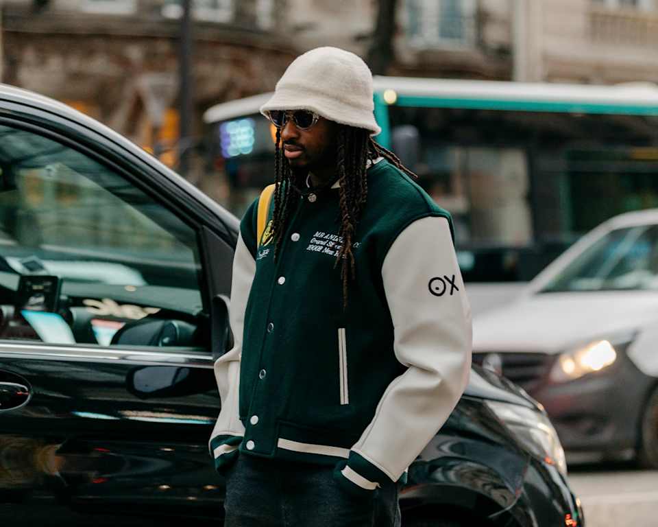 Mann trägt College-Jacke 